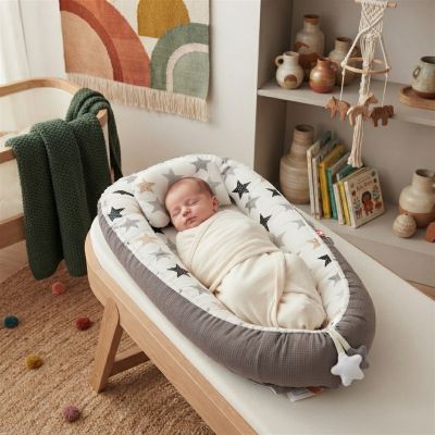 Bébé endormi dans notre réducteur de lit Starmony™