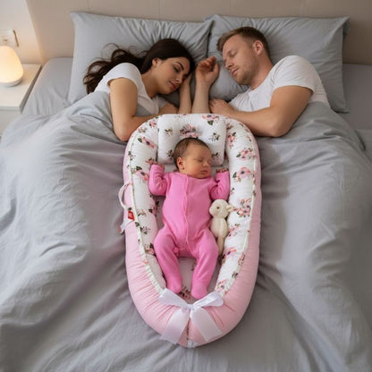 Bébé endormi en cododo avec ses parents dans notre REDUCTEUR DE LIT RoseCocoon™