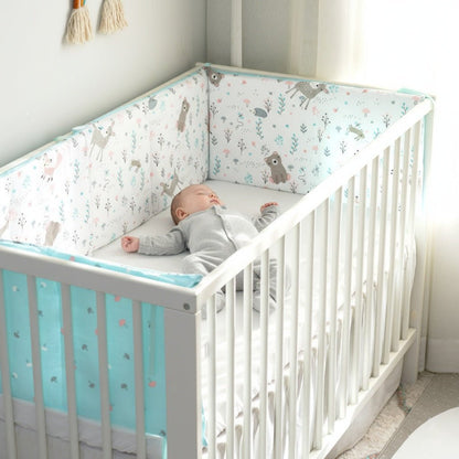 Bébé endormi et protégé par un tour de lit forêt bleu