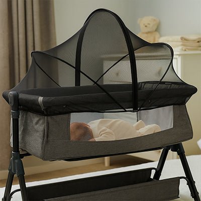 Bébé endormi et recouvert par notre moustiquaire lit bébé BerceauClip noire