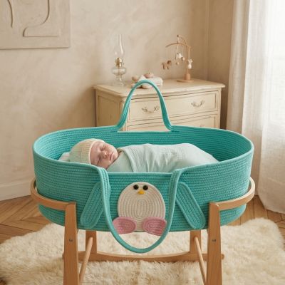 Bébé endormi paisiblement dans notre Couffin bébé PinguNest™