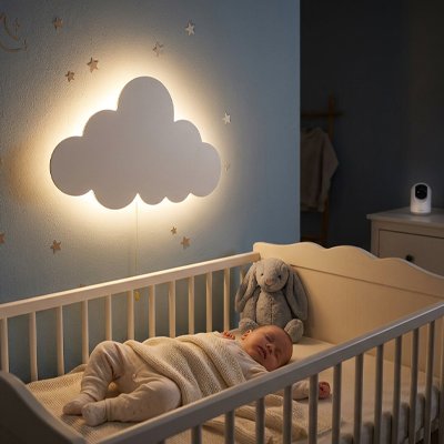 Bébé endormi sous la douce lumière de notre Veilleuse murale