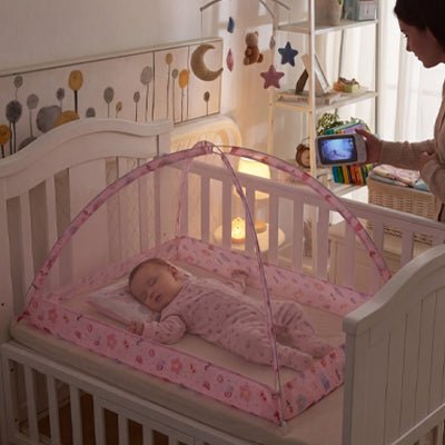 BEBE ENDORMI SOUS NOTRE MOUSTIQUAIRE BEBE LIT DREAMYDOME ROSE AVEC MAMAN