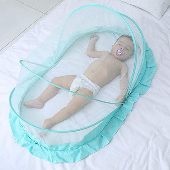 Bébé endormi sous notre moustiquaire lit bébé DreamyRefuge verte