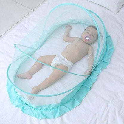 Bébé endormi sous notre moustiquaire lit bébé DreamyRefuge verte