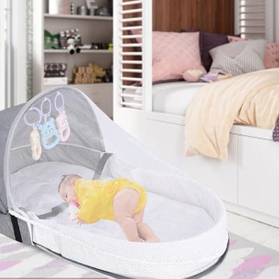 BEBE ENDORMI SUR NOTRE BEBE REDUCTEUR DE LIT BABYNEST™ GRIS