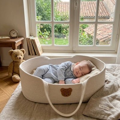 Bébé endormi sur notre matelas ovale pliant déhoussable pour couffin bébé