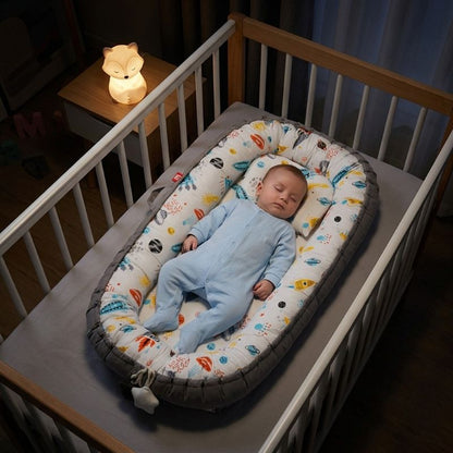 BEBE ENDORMI SUR NOTRE REDUCTEUR DE LIT BEBE GALAXY DANS SON BERCEAU