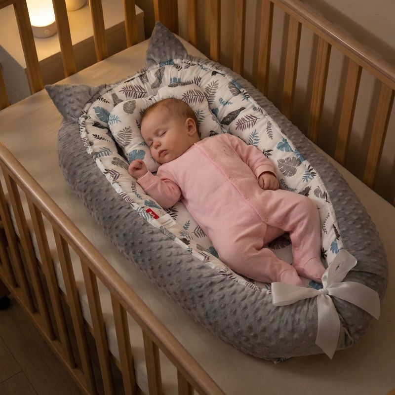 BEBE ENDORMI SUR NOTRE REDUCTEUR DE LIT POUR BEBE SOOTHINGFOLIAGE™