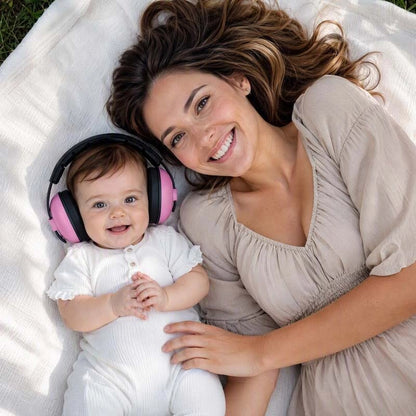 Bébé et maman heureux grâce à notre Casque anti bruit bébé à bandeau souple réglable rose