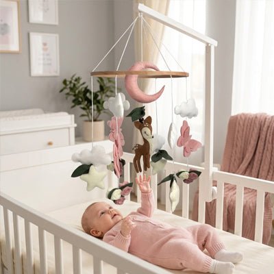 Bébé fille jouant avec notre mobile bébé aide au sommeil