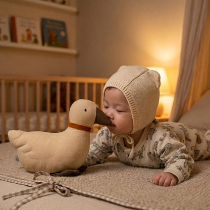 Bébé frottant son nez sur notre Doudou Canard