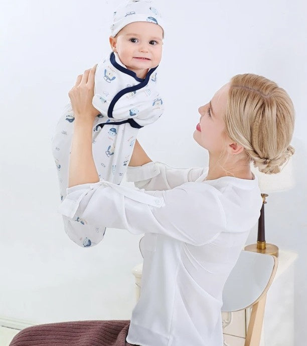 Bébé heureux avec notre Couverture d'emmaillotage Aventure de pirates