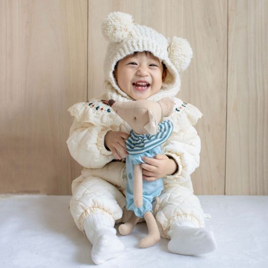 Bébé heureux avec notre doudou CuteMouse™