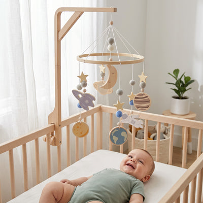 Bébé heureux avec notre mobile bébé astronaute volant