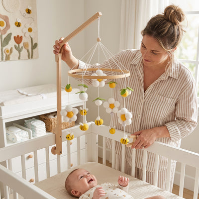 Bébé heureux avec notre mobile bébé en bois fait main