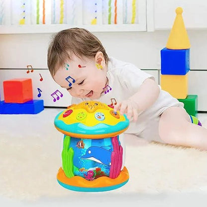 Bébé jouant avec la veilleuse musicale bébé Rotating