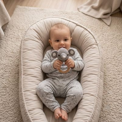 Bébé jouant avec le hochet Éléphant de notre Mobile lit bébé TinyCosmos™