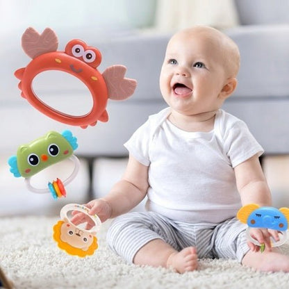 Bébé jouant avec les hochets de notre mobile musical bébé | Projecteur, télécommande et hochets détachables