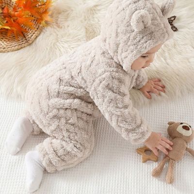 Bébé jouant avec notre grenouillère bébé Oursonette™ beige clair