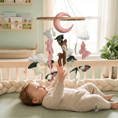 Bébé jouant avec notre mobile bébé aide au sommeil