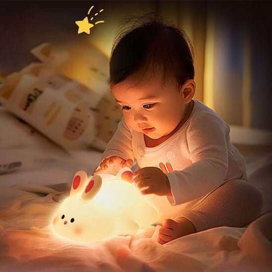 Bébé jouant avec notre veilleuse bébé BigFaceRabbit™