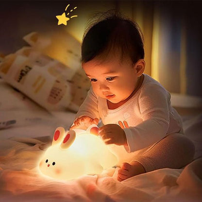 Bébé jouant avec notre veilleuse bébé BigFaceRabbit™
