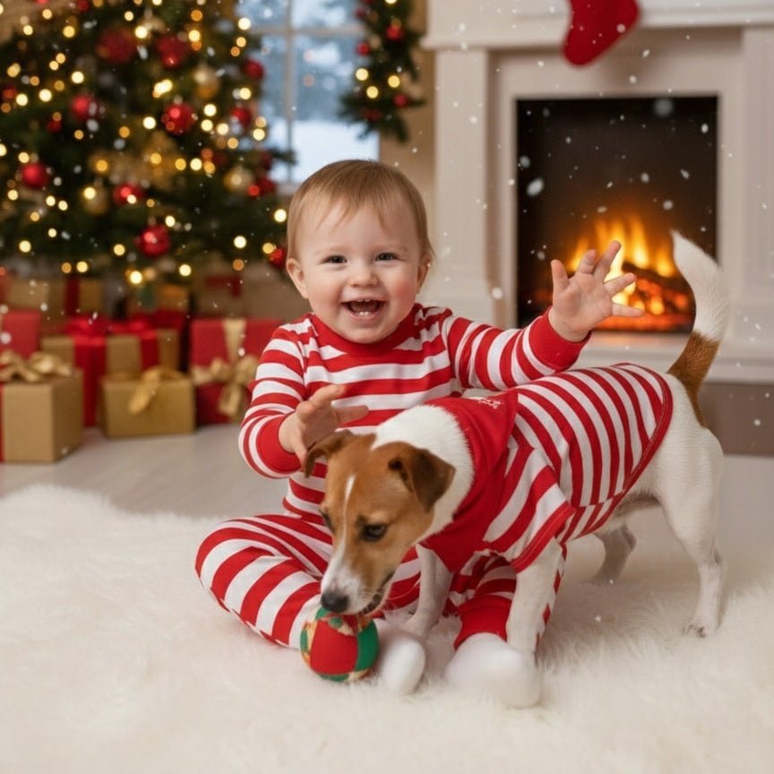 Bébé jouant avec son chien avec notre Pyjama Noel Famille SantaWish™