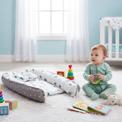 Bébé jouant près de notre réducteur de lit bébé Cocon Sapin gris