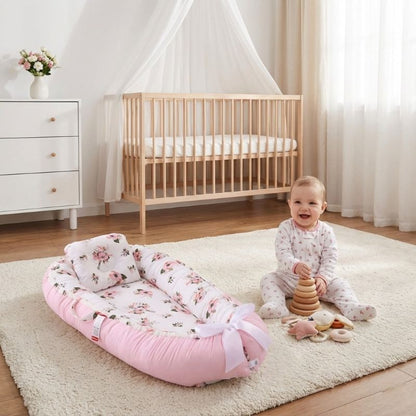 Bébé jouant près de notre REDUCTEUR DE LIT RoseCocoon™