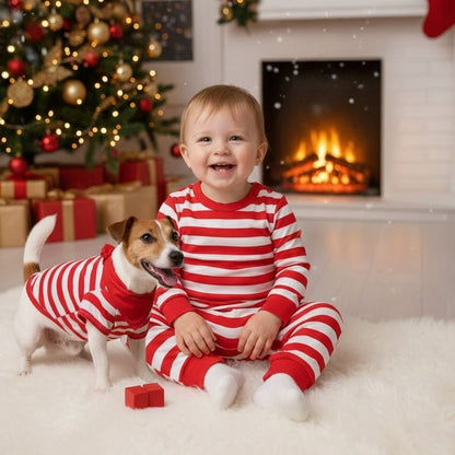 Bébé joyeux avec son chien avec notre Pyjama Noel Famille SantaWish™