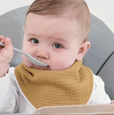 Bébé mangeant avec notre bavoir bandana orange Cowbaby™
