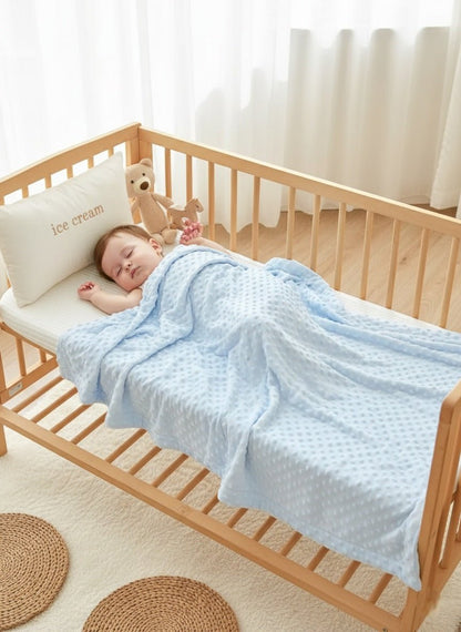 Bébé protégé avec une Couverture bébé Bulles douces bleue