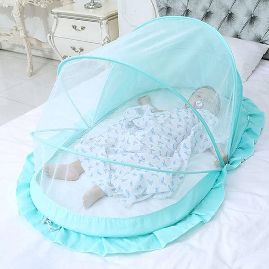 Bébé protégé par notre moustiquaire lit bébé DreamyRefuge verte
