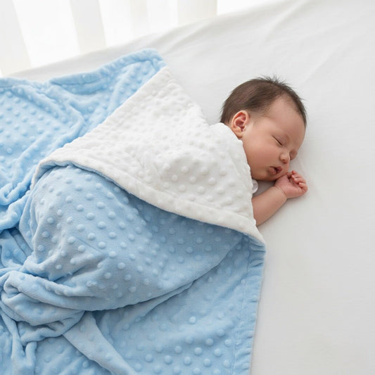 Bébé protégé par une Couverture bébé FullMinky bleu blanc