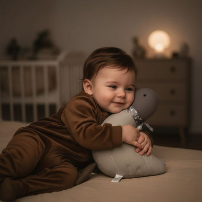 Bébé réconforté avec notre Doudou Canard gris
