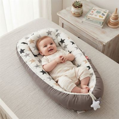 Bébé souriant allongé dans notre réducteur de lit Starmony™
