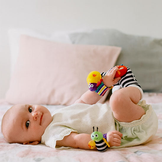 Bébé souriant avec notre hochet bébé BuggyRattles™