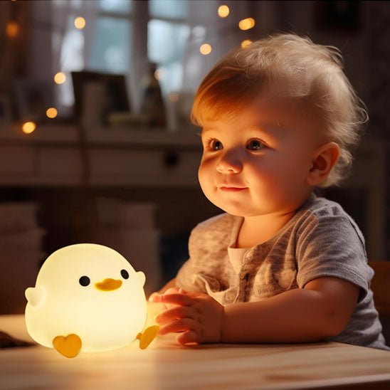 Bébé souriant avec notre Veilleuse bébé CuteDucklingLight™
