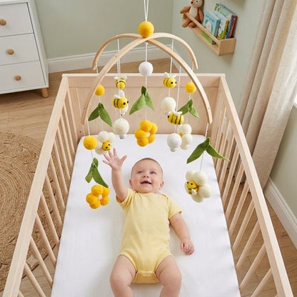 Bébé souriant captivé par notre mobile bébé - Le ballet des abeilles