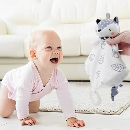 Bébé souriant en voyant notre doudou animal renard
