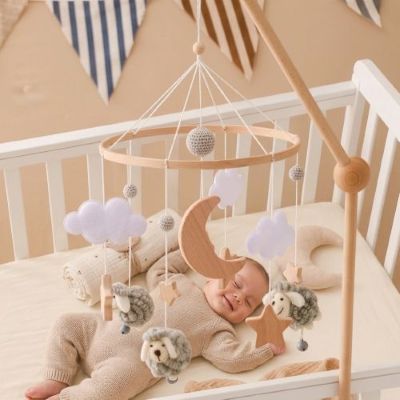Bébé souriant endormi avec notre mobile bébé pour apaiser et occuper bébé