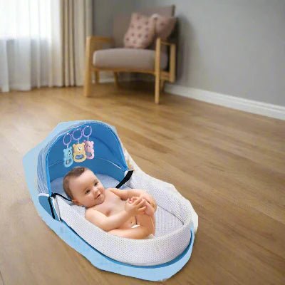 BEBE SOURIANT SUR NOTRE BEBE COCON BABYNEST™ BLEU