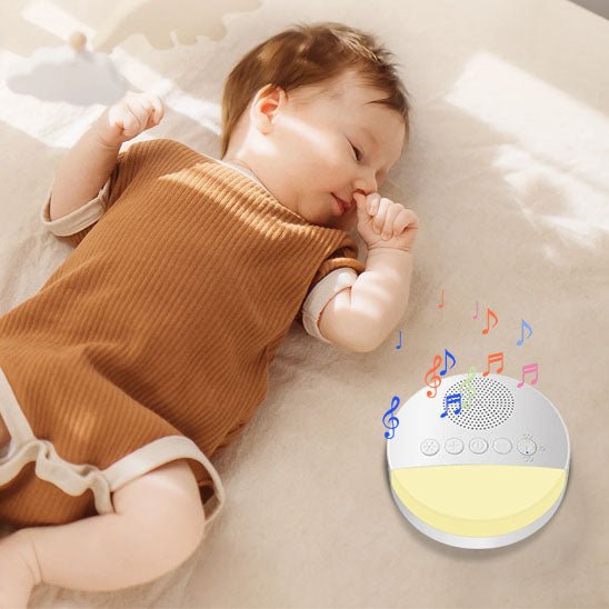 Bébé souriante avec notre veilleuse bruit blanc MusicLightSleeping™