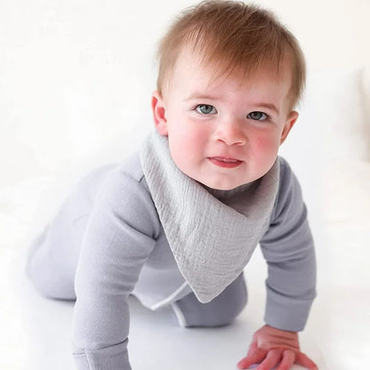 Bébé stylé avec le bavoir bandana gris Cowbaby™
