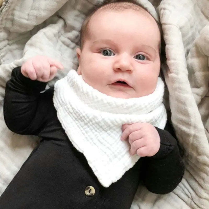 Bébé stylé avec notre bavoir bandana blanc Cowbaby™