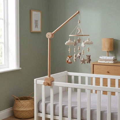 Bras pour mobile bébé bois doux sur un berceau blanc