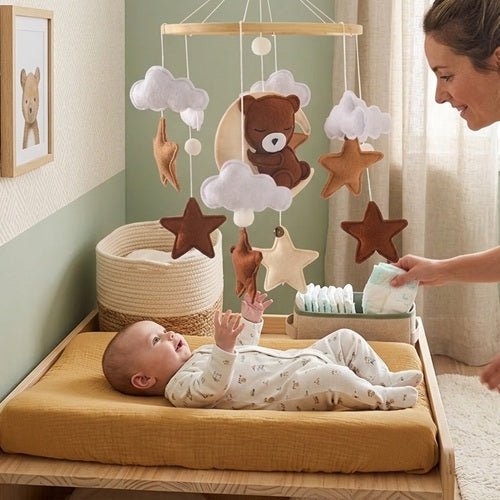 Change avec notre mobile pour bébé en bois et tissu pour chambre garçon