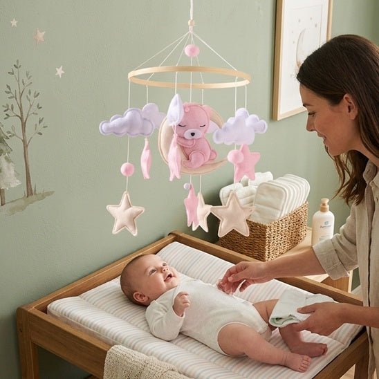 CHANGE AVEC NOTRE MOBILE BEBE EN BOIS ET TISSU POUR CHAMBRE FILLE