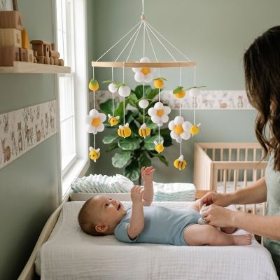 Change facile avec notre mobile bébé en bois fait main